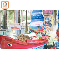 水果節期間有多條「小艇」售賣越南水果，買完坐下來立即享用好好消暑。