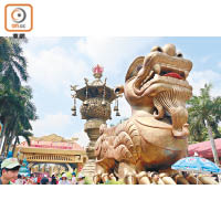 龍是這個主題樂園的重要元素，故在門口和踏進園內都有龐大的巨龍雕塑。