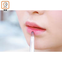 Step 5：<br>以遮瑕膏打底後，再於唇部中央塗上紅色唇膏，便能營造漸變唇效果。