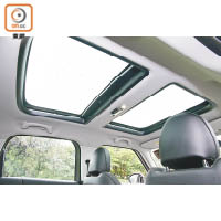 配上兩幅式天窗天幕，打開遮光板後令車廂更開揚。