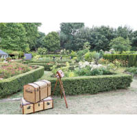 1926 Montblanc Heritage發布會於佛羅倫斯大型私人花園內舉行，正好配合系列的植物鞣製皮革特色。