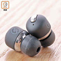 兩邊耳機均設有一個按鍵，控制播放、停止、接聽來電等功能。