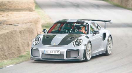Porsche 911 GT2 RS馬力高達700hp，可在2.8秒由靜止加速至100km/h。