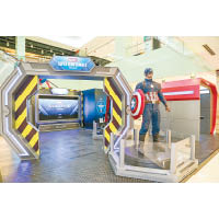 海運大廈地下中庭設有「Marvel夏日超級英雄訓練站」，大家除了可以舉起雷神的神錘、與鐵甲奇俠玩體感互動遊戲，還可以遇上美國隊長呢！