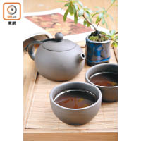 紫砂茶具宜用來沖泡普洱，茶湯入口甘醇順滑。