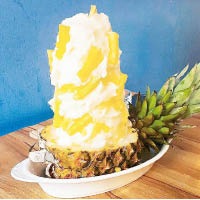 來自韓國的菠蘿甜品，以菠蘿沙冰堆成小塔，上面夾雜着果肉，相當大堆頭。