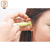 傳統鑄模方式要於耳朵注入軟膠物料，取出耳模後再注入透明膠成為凹形「耳印」。