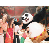 船上設有「夢工場體驗」，小朋友可以跟功夫熊貓合照。