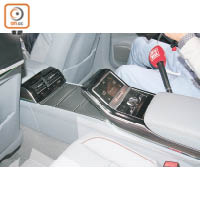 A8後排配備了MMI控制，讓乘客可隨時控制音響及冷氣。