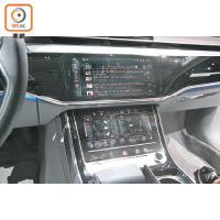 中控台的上10.1吋及下8.6吋觸控式屏幕，可分別操控娛樂系統及車上設定。