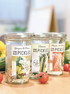 自家醃製Pickles難度在於個醋汁，要調校到好味對新手來說十分困難，日本這款自製泡菜醋瓶就方便了一眾入廚新手，仲有3款口味選擇呢！