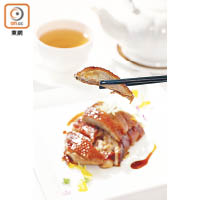 杭州滷鴨<br>杭州人喜歡滷製食材，這道可以說是風味十足的傳統料理。用醬油、黃酒及沙糖滷過的鴨肉香濃而不帶臊味，肉質鬆化，帶甜的鴨皮更是精華所在。