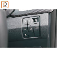 DRIVE MODE鍵設於右邊冷氣出風口下方，可隨時切換Normal、Sport及Eco駕駛模式。