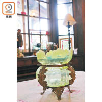 維多利亞時代的小花瓶，吸收日光後，在黑暗地方會滲出綠色螢光，售￥72,000（約HK$4,968）。