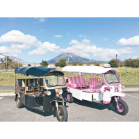 一架Tuk Tuk最多坐4人，圍着田園小路欣賞風光，寫意自在。每小時￥3,900（約HK$269.1），必須有國際車牌，有粉紅、黑和藍色選擇。
