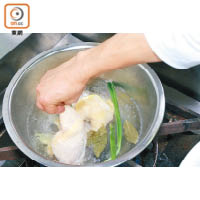 1. 雞髀洗淨備用；煲滾水加入薑、葱、香葉煮滾後加入雞髀，轉細火浸煮約40分鐘，撈起放涼置雪櫃雪凍。