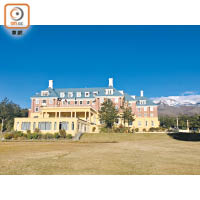 感覺奢華的Chateau Tongariro Hotel，就在Mt. Ruapehu山腳。