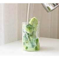 利用綠茶冰加牛奶做成Latte，拍成片段，綠白相襯，悅目亮麗。