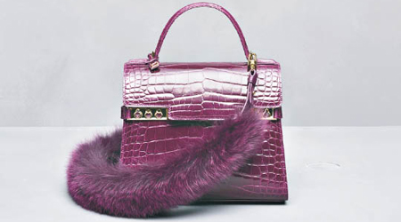Tempête MM深紫色鱷魚皮手袋 $24萬、深紫色皮草肩帶 $19,100