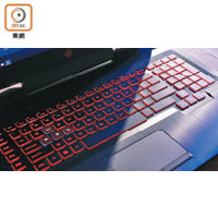 紅色LED背光鍵盤支援26鍵防衝突設計，鍵W、A、S、D鍵更用上獨特顏色。