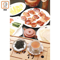 武夷山的正山小種紅茶，與富燒烤香氣的北京片皮鴨作配，能突出茶的煙熏香氣。