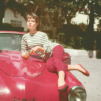 法國女演員碧姬芭鐸（Brigitte Bardot）在電影《上帝創造女人》（And God Created Woman）中所穿的紅色Ballerina Shoes。