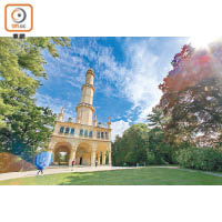 62米高的The Minaret於1802年建成，亦是捷克唯一帶阿拉伯色彩的塔樓。