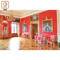 二十多個房間和客廳全部裝潢華貴，盡顯奧匈帝國三大富有家族之一的氣派。