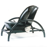 Rover Chair：Ron Arad的首件作品，受法國藝術家Marcel Duchamp的反傳統風格影響，帶出濃厚復古味。