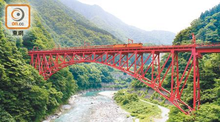 宇奈月站附近有個展望台，是拍攝黑部峽谷鐵道列車經過新山彥橋的理想位置。