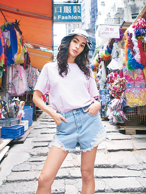 Bucket Hat $359、粉紅色Tee $259、Denim Shorts $559