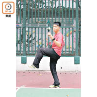 香港旋風球三級教練彭樂謙示範如何發球。
