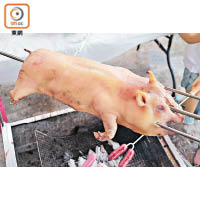 金牌乳豬每隻$680，必須早3天預訂，燒到尾聲就可以享用皮脆肉嫩的燒豬。