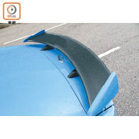 車尾加裝尾翼，有助提升高速行車時的下壓力。