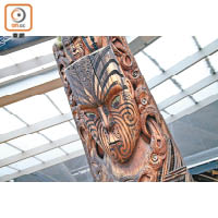 木雕上的臉孔均是毛利人傳說中的神靈或戰神。
