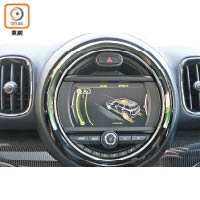 當選用MAX eDRIVE純電駕駛時，中控台上的6.5吋屏幕會顯示行車狀況。