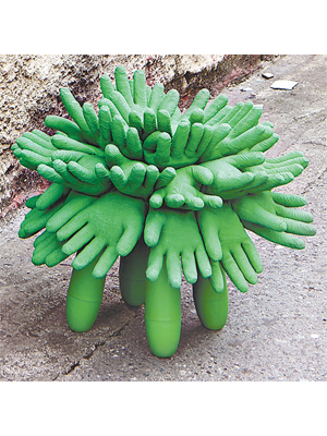 Glove Stool<br>以洗碗用的膠手套打造小櫈，竟產生極其有趣的視覺效果，設計師望能藉此啟發人們將日用品轉換成新素材、勇敢嘗試。