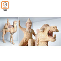 刻劃古代絲路旅客的陶俑製品，根據人物面部輪廓，鞍上的人應是來自中亞一帶，特別之處在於人與駱駝是分開的，提升造像的真實感，而顏色經歷年代洗禮仍保存得宜。估價待詢