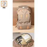 F/CE. 950 Big Travel Backpack $2,480（A）<br>選用防水防磨的Cordura物料製作，具防水性。頂部手挽及拉鏈頭以皮革製造，主間隔容量高達39L，另有可放置17" Laptop的位置，頂部亦有間隔，方便取物。拉鏈亦倣效行李箱的上鎖設計，能加強外遊時的安全性。