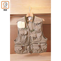 Filson Fly Fishing Guide Vest $2,780（A）<br>店內絕無僅有的服裝Item，前後共有超過10個袋，為各種戶外活動提供無限支援。（留意右襟上的白色絨面部分是用來掛魚釣的）