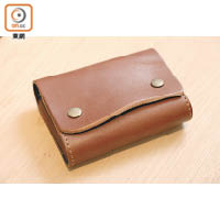 Roberu Accordion Leather Wallet $1,980（A）<br>由日本工匠以天然染製牛皮人手製成，皮革紋理深刻，質感獨特。款式刻意保留Roberu的早期設計，皮革邊緣以不規則切邊處理，流露原始氣息。