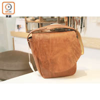  Roberu Limited One Leather Shoulder Bag $3,080（A）<br>屬於品牌創辦人與設計師岩元慎治先生最新企劃Limited One Project的限定商品。只此一件，不加工、不修飾，將皮革的天然狀態保留在單品上，完全貫徹Roberu一直崇尚的自然風格。