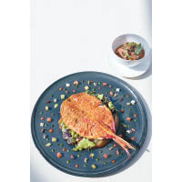 紅鰹魚簡單煎香後配黑橄欖上桌，吃到的都是食材最原始的味道。
