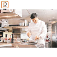 廚房對Chef Vardon而言是極具魅力的地方，置身其中，能令各種新鮮食材化身成各道佳餚，為食客帶來非一般的體驗。