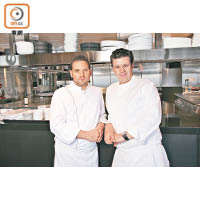 Chef Vardon（右）不時提拔新一代廚師，Chef Nicolas Raynal（左）便是他一手一腳教導成長，並成為自己的得力助手。