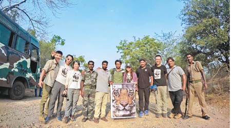 同學在當地保育人員的帶領下，前往印度的國家公園考察。