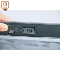 機面設有USB插口，能直讀DivX、AVCHD、MKV、WMA、JPEG、AAC、MP3等多媒體檔案。
