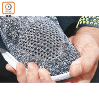 Flyknit是一種採用聚酯紗線編織鞋面的技術，具有輕量、彈性和耐磨等特性，而且線與線交織所形成的小孔，能增強鞋面的透氣性。
