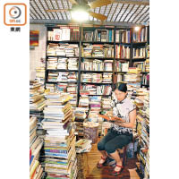 「解憂舊書店」坐落於大埔寶湖道街市內。