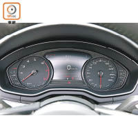 雙圈式儀錶板中央配上小屏幕，行車資訊簡單易讀。